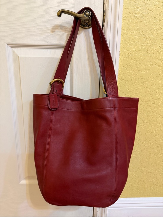 Coach Handbags - Vintage Coach XL Soho Duffle Sac Style 4082 Made in 1994, United States.